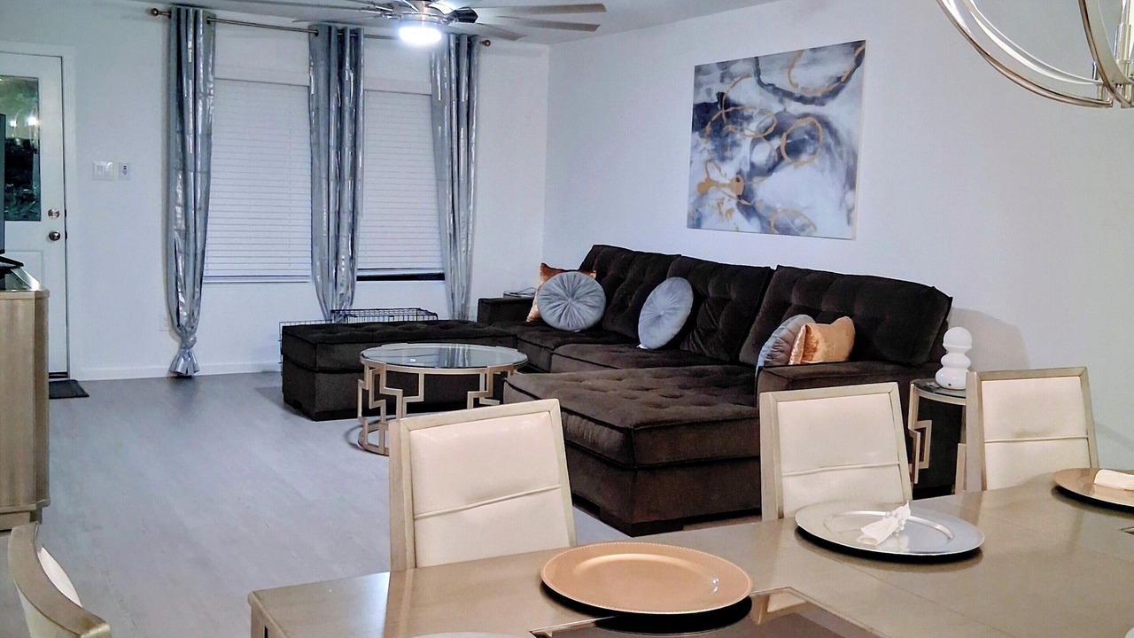 Photo of Livingroom in Aubrey