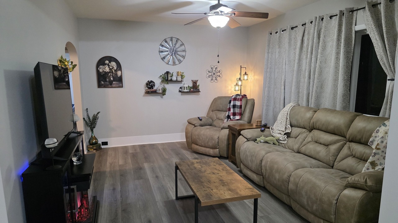 Photo of Livingroom in Streator