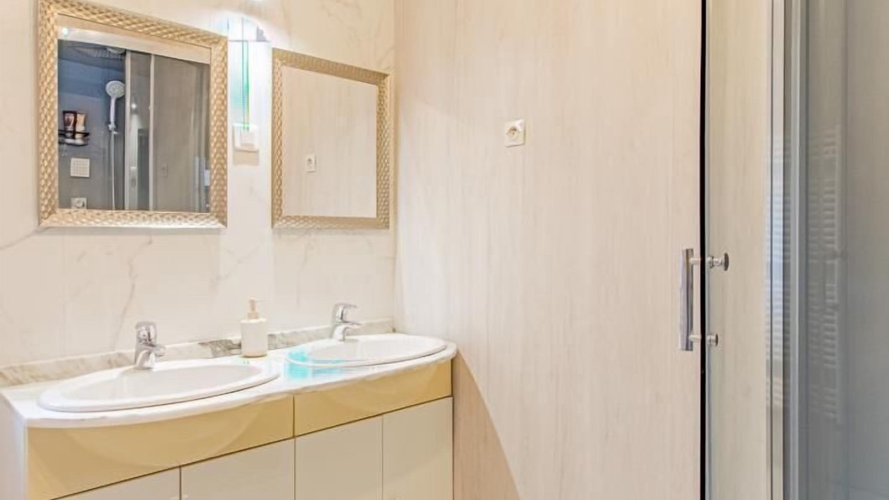 Photo of Bathroom in Couches