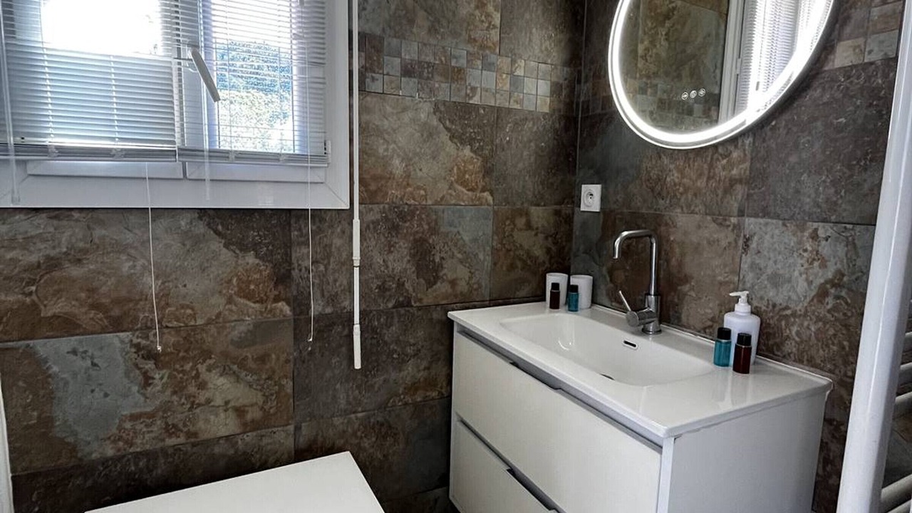Photo of Bathroom in La Jetee