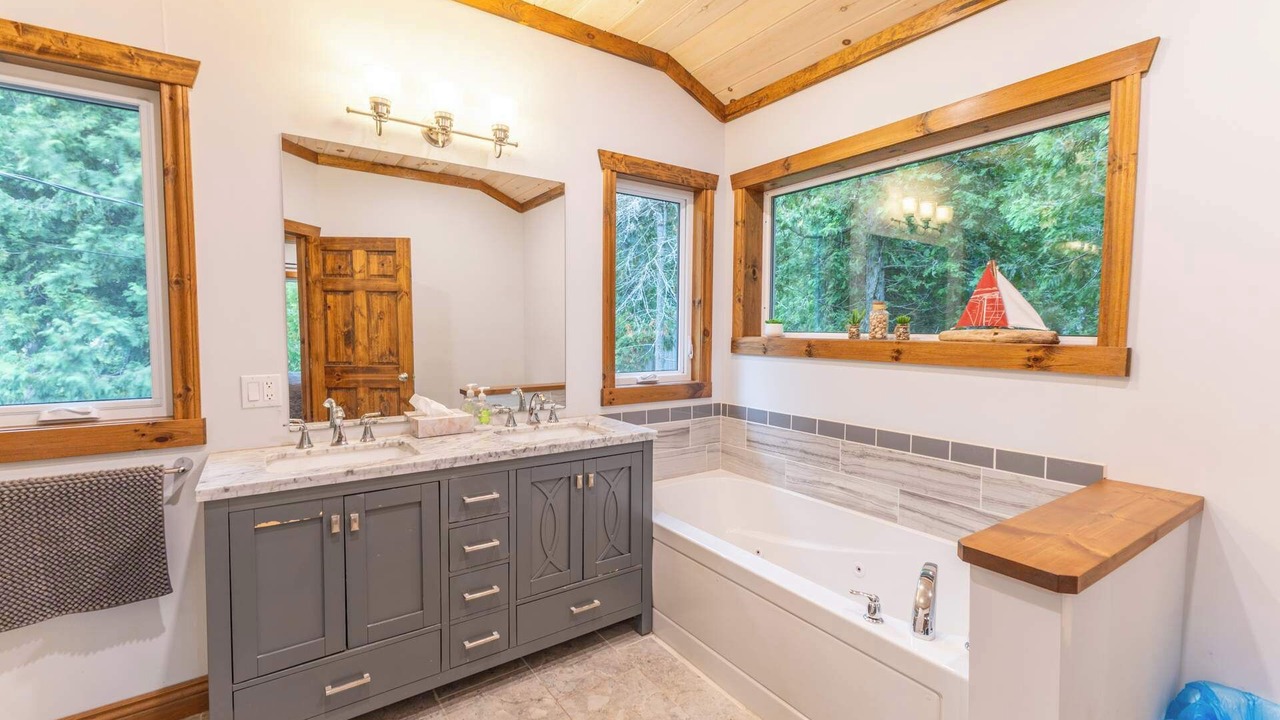 Photo of Bathroom in Tobermory