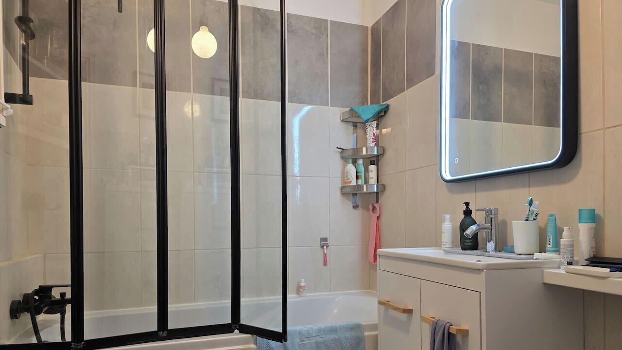 Photo of Bathroom in Hyeres City Centre