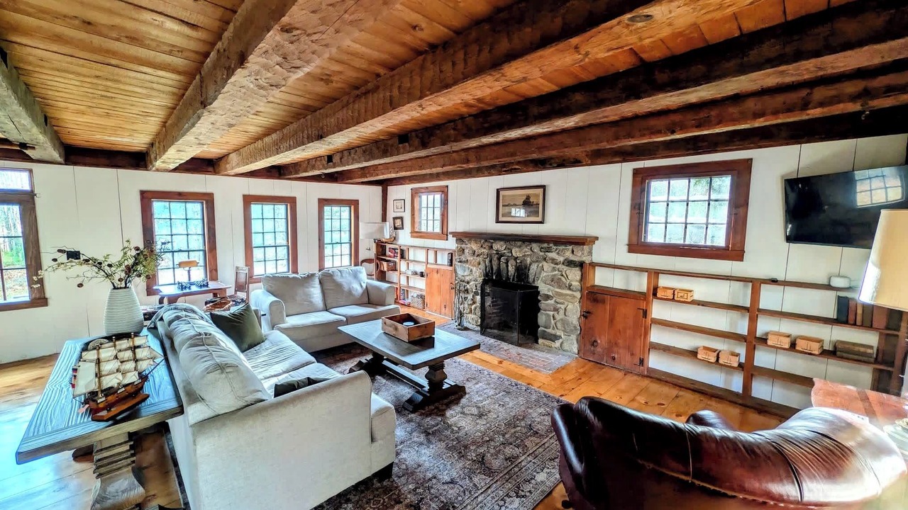 Photo of Livingroom in Surry