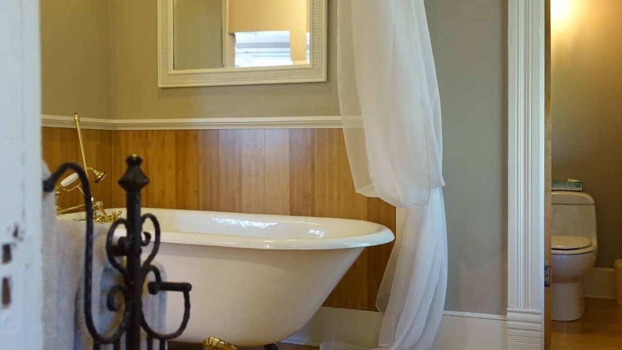 Photo of Bathroom in Eureka Springs Historic District