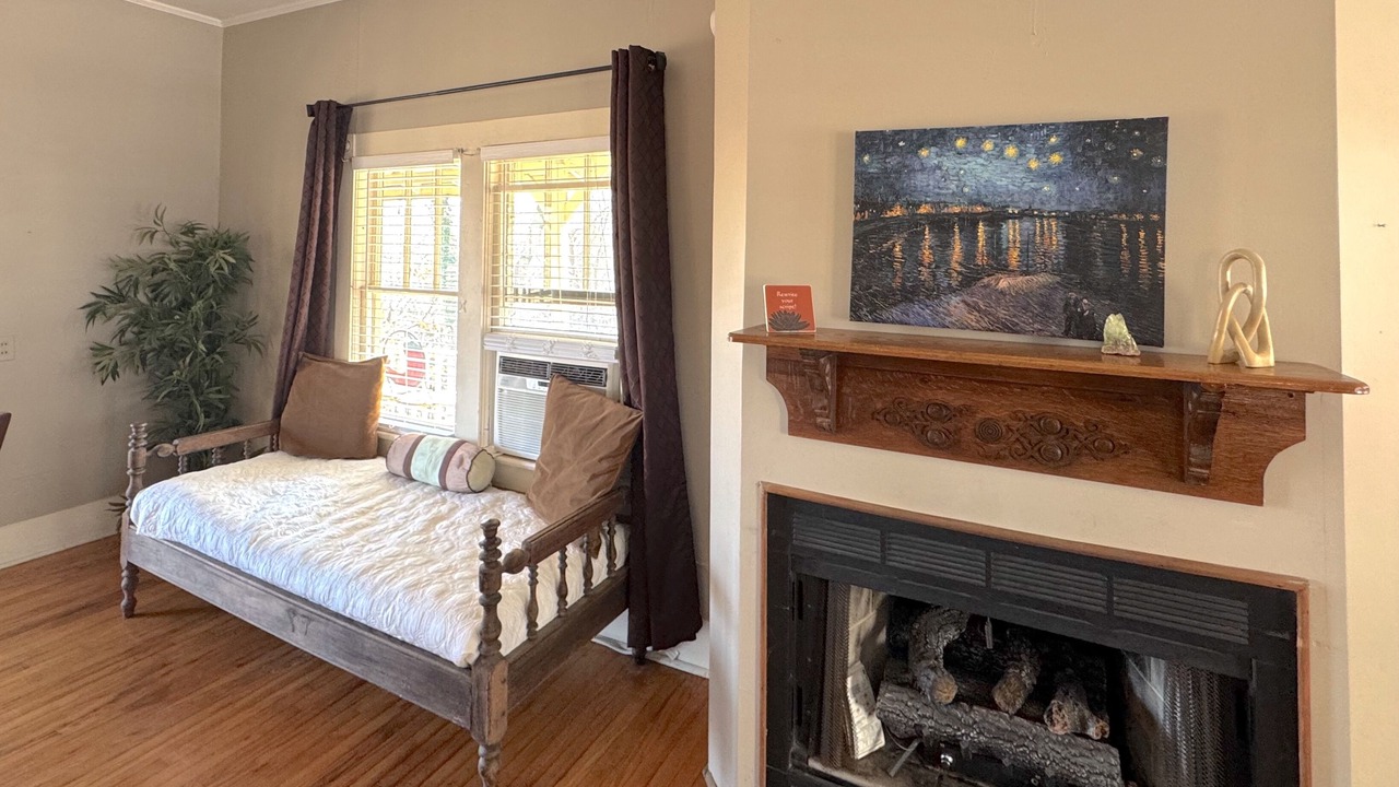Photo of Bedroom in Eureka Springs Historic District
