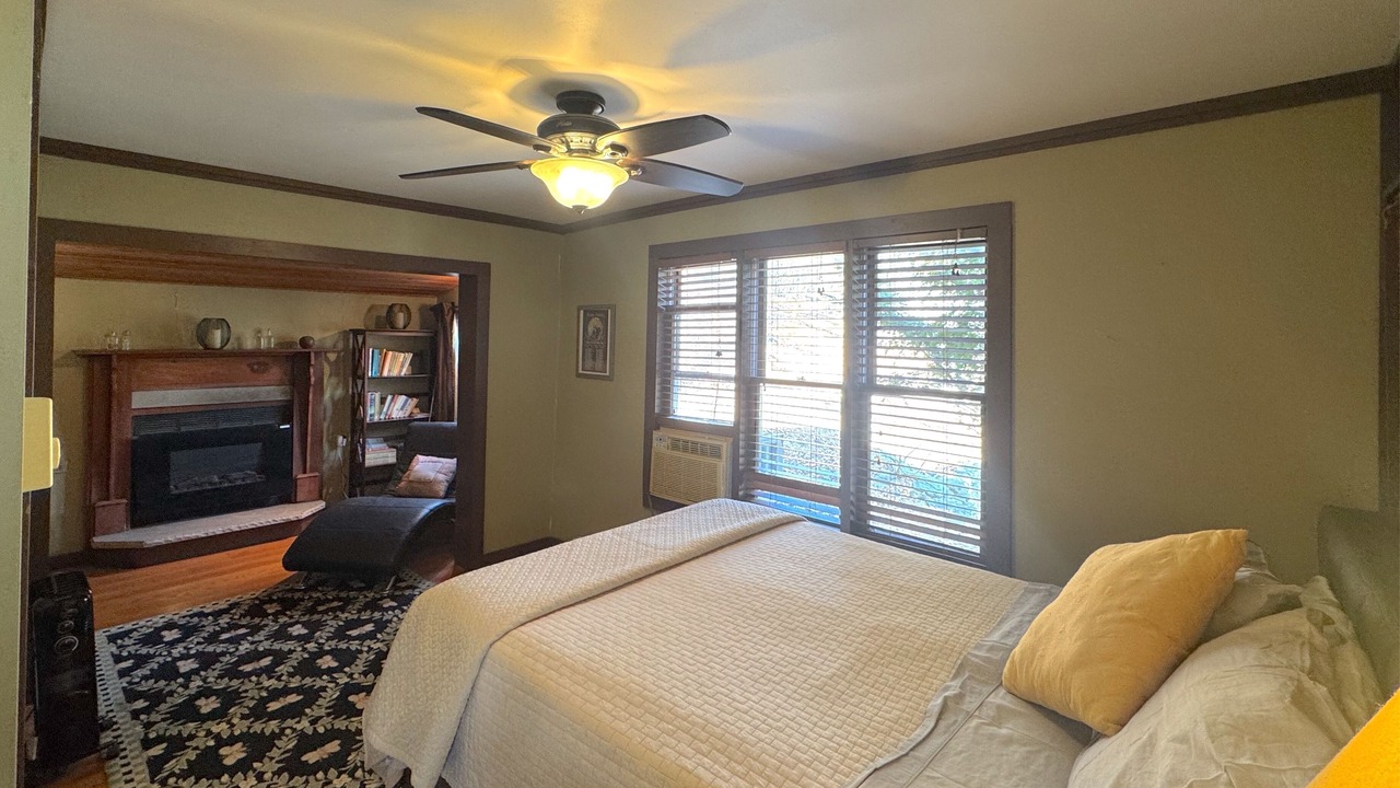 Photo of Bedroom in Eureka Springs Historic District
