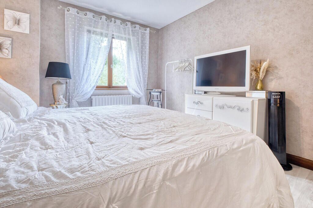Photo of Bedroom in Le Lardin-Saint-Lazare
