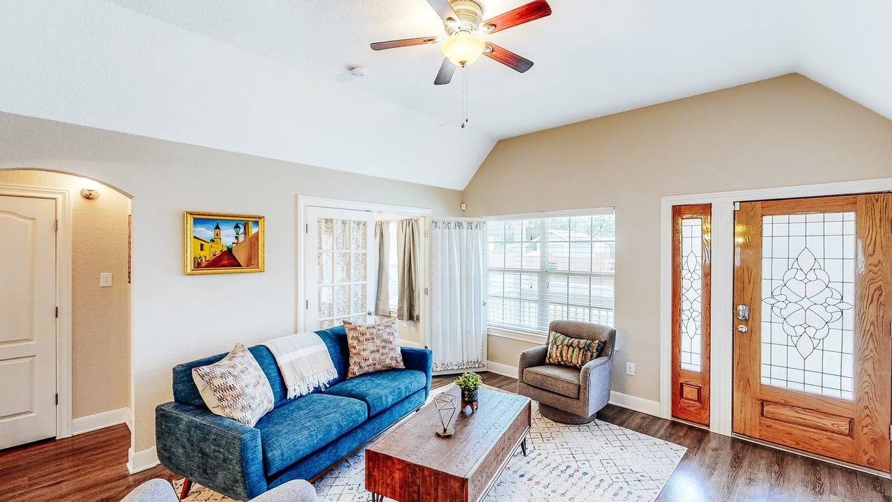 Photo of Livingroom in Historic Garderns