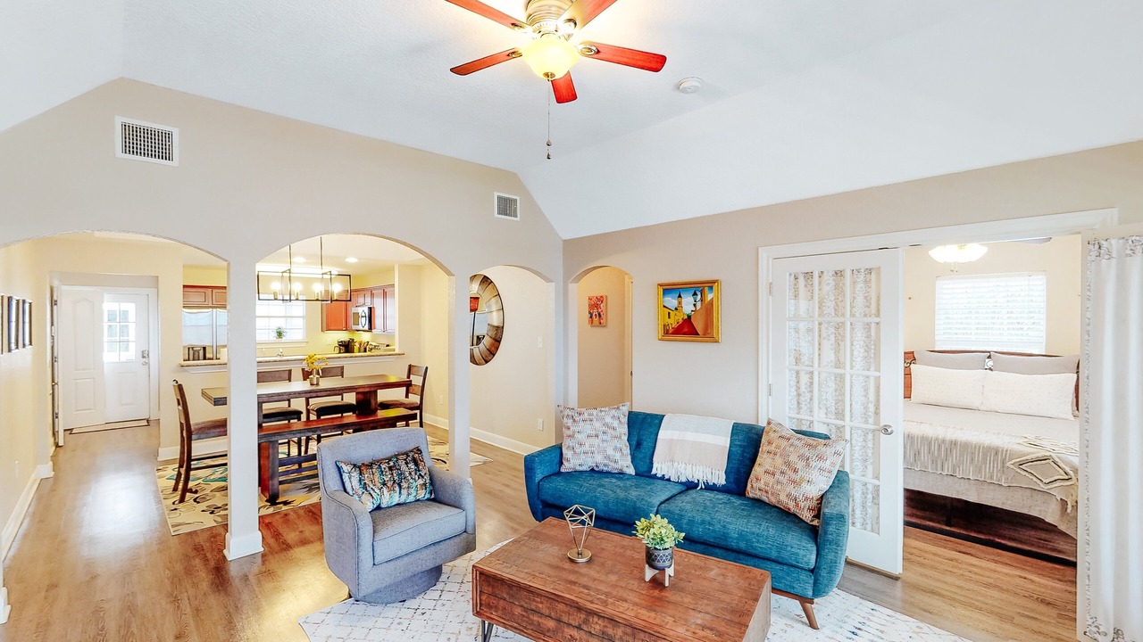 Photo of Livingroom in Historic Garderns