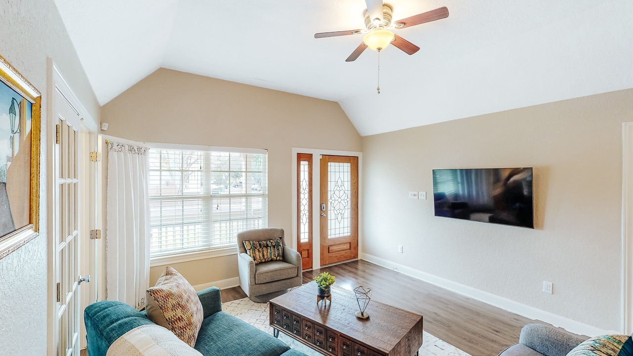 Photo of Livingroom in Historic Garderns