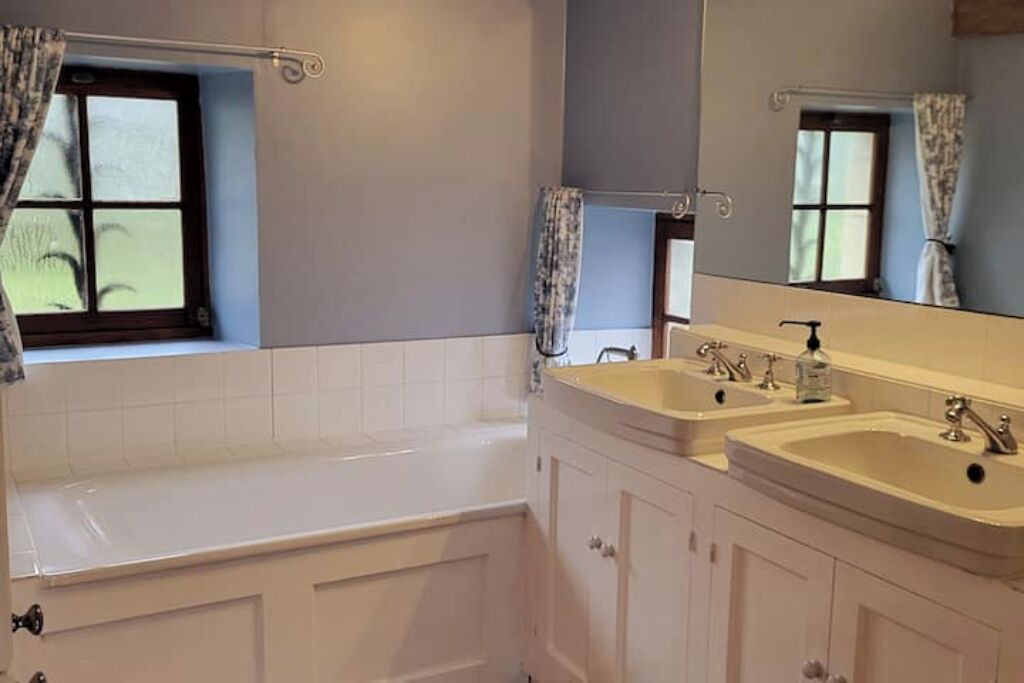Photo of Bathroom in Villeneuve d'Aveyron