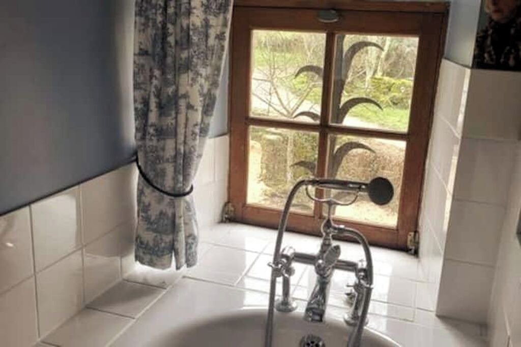 Photo of Bathroom in Villeneuve d'Aveyron