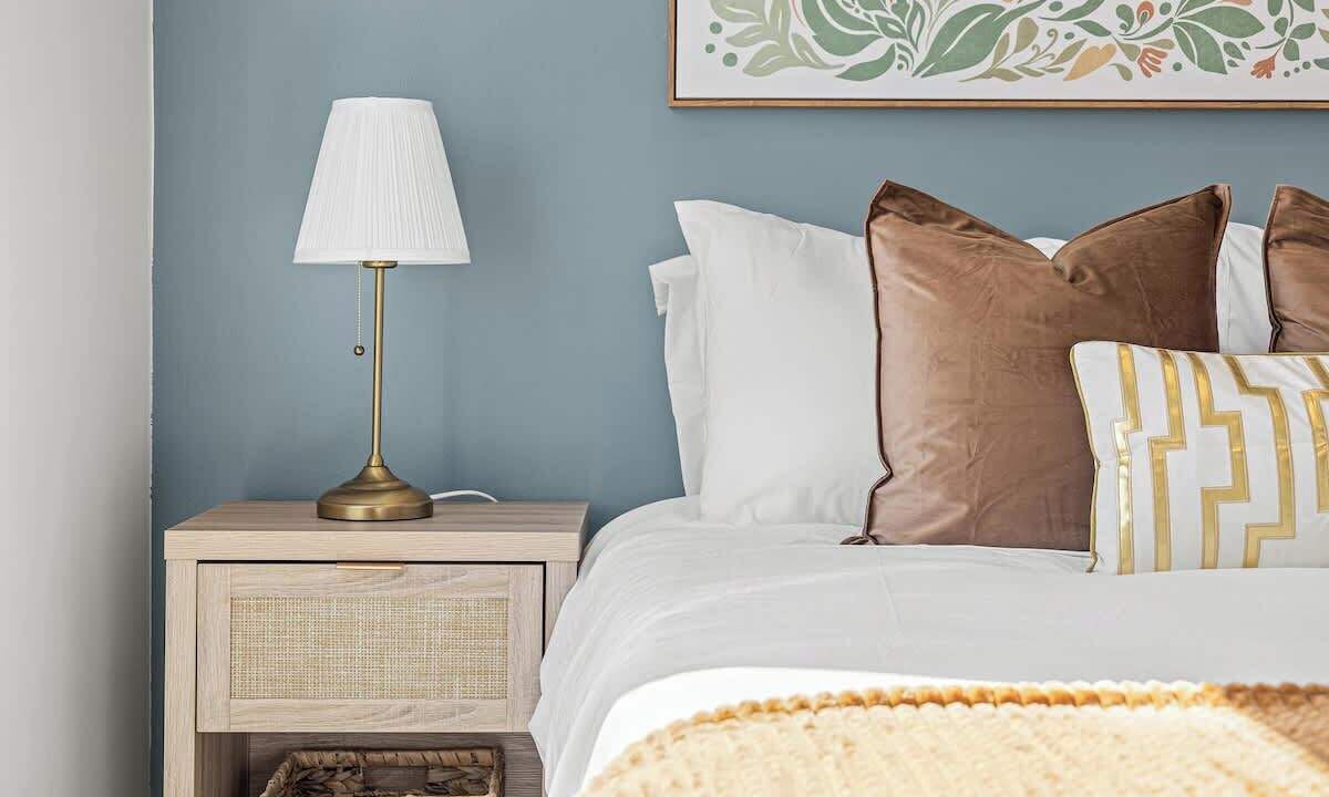 Photo of Bedroom in Lyn-Lake