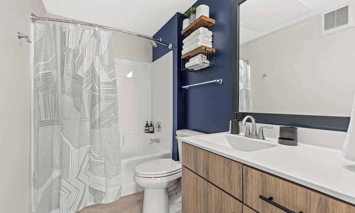 Photo of Bathroom in Lyn-Lake