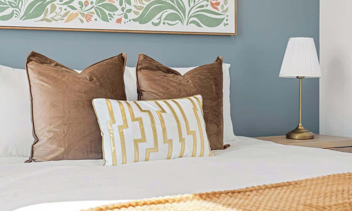 Photo of Bedroom in Lyn-Lake