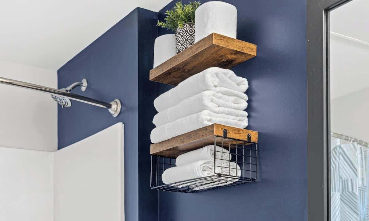 Photo of Bathroom in Lyn-Lake
