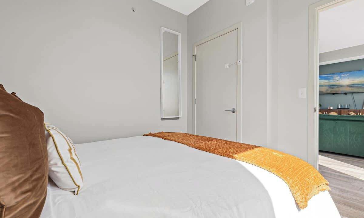 Photo of Bedroom in Lyn-Lake
