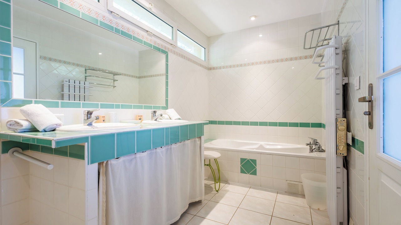 Photo of Bathroom in Rochefort-du-Gard