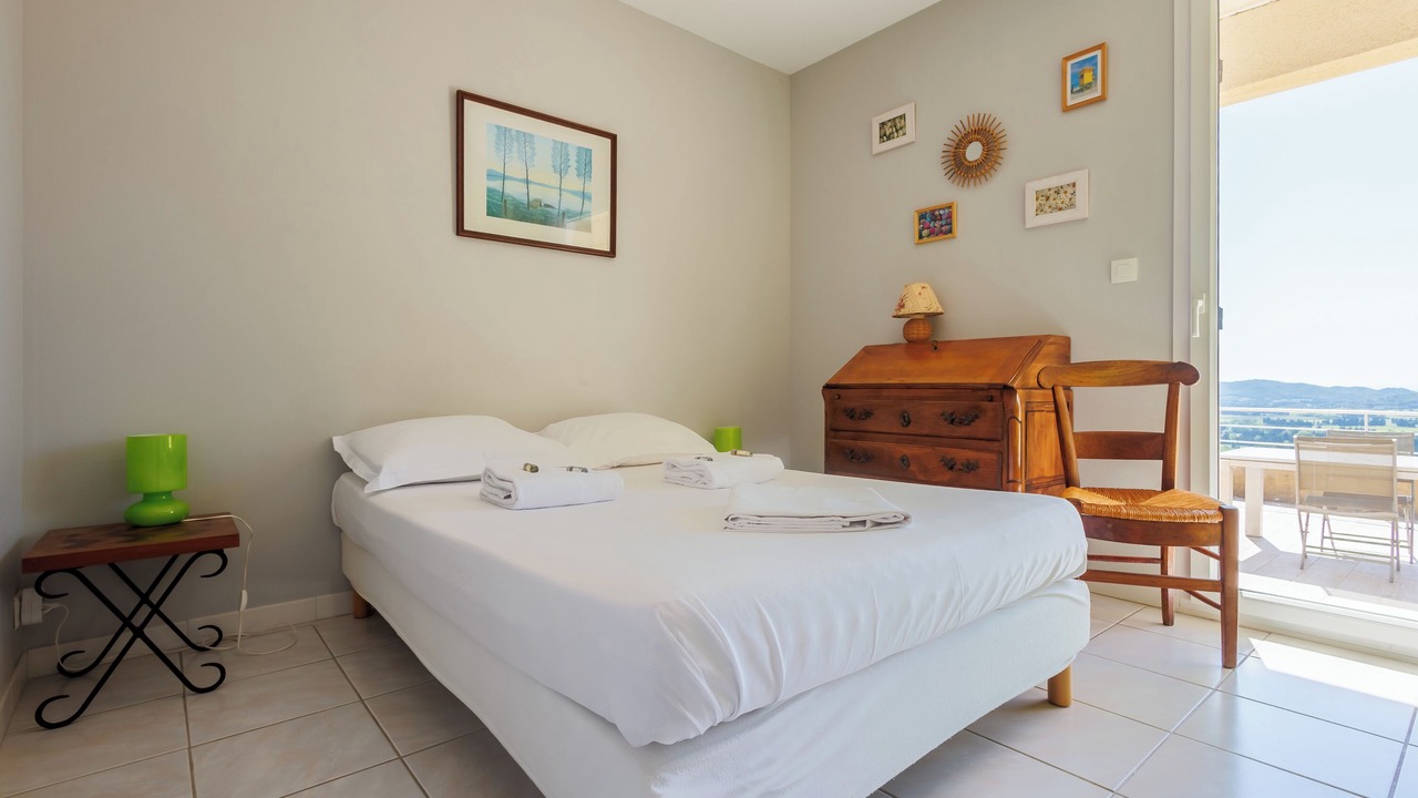 Photo of Bedroom in Rochefort-du-Gard