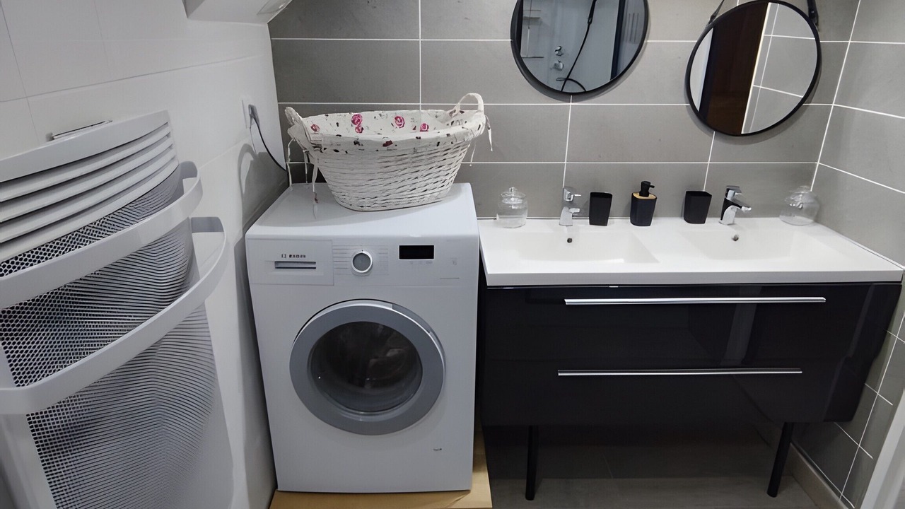 Photo of Bathroom in Villeloin-Coulange