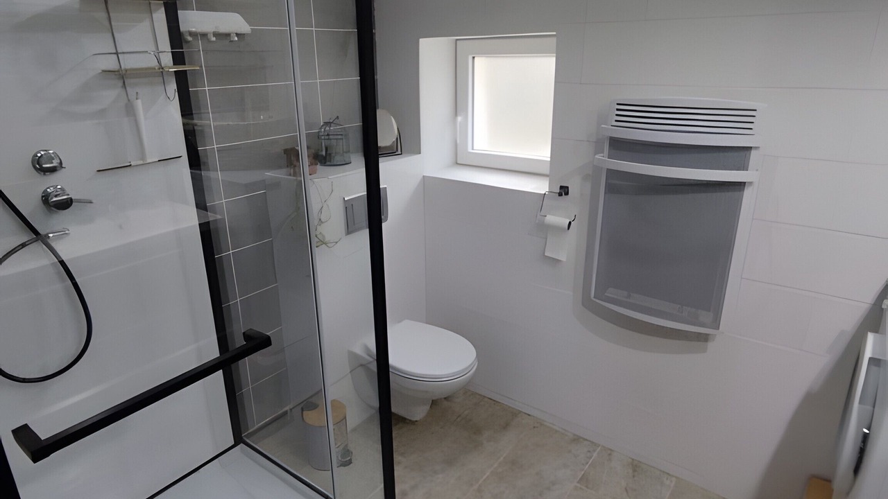 Photo of Bathroom in Villeloin-Coulange