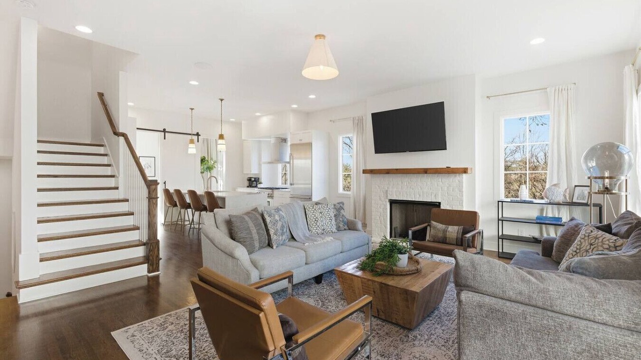 Photo of Livingroom in Hillsboro West End