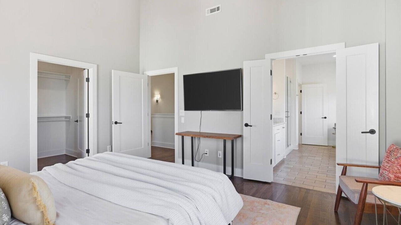 Photo of Bedroom in Hillsboro West End