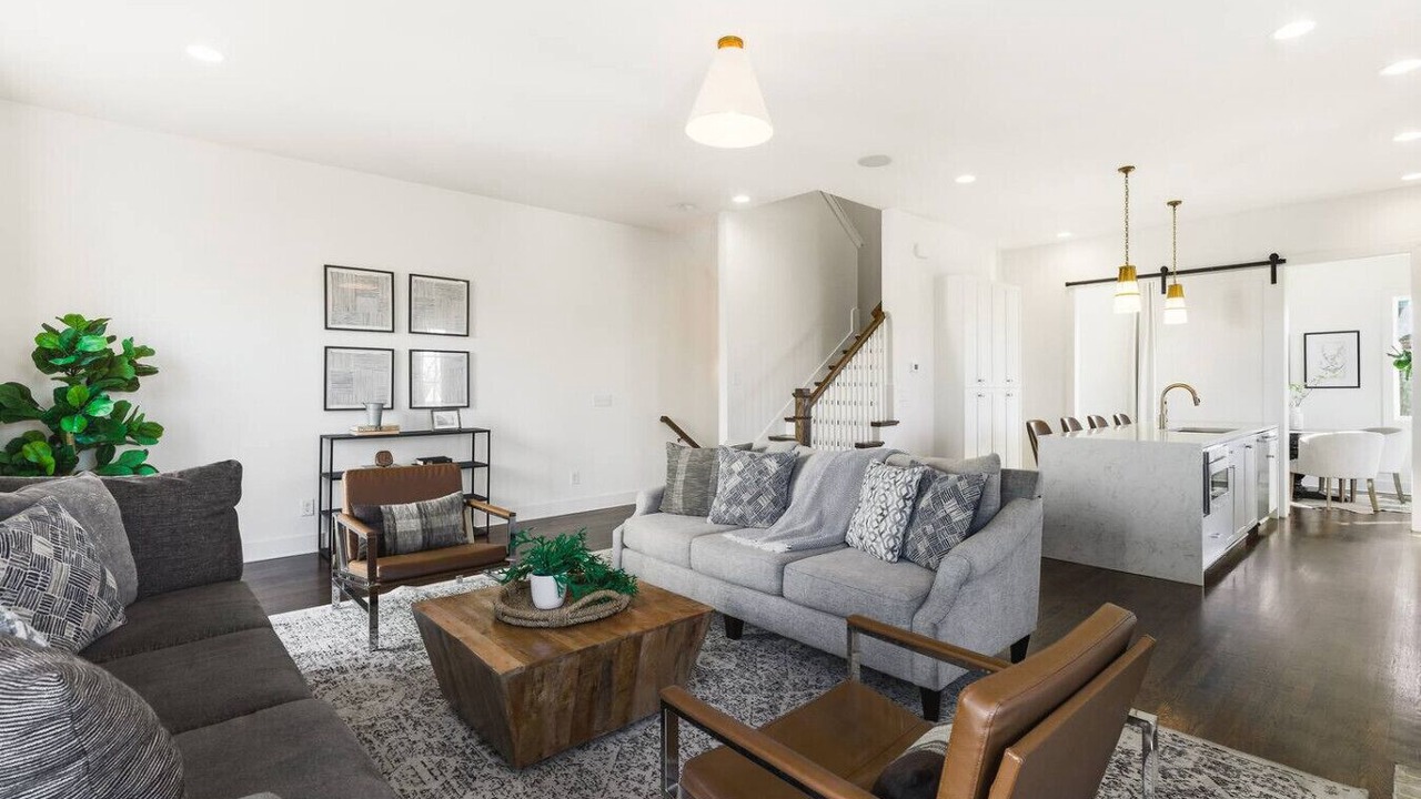 Photo of Livingroom in Hillsboro West End