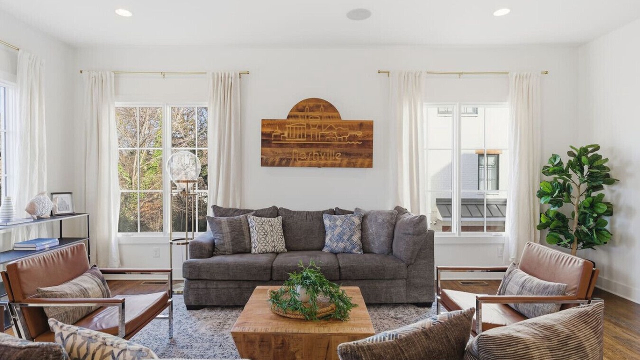 Photo of Livingroom in Hillsboro West End