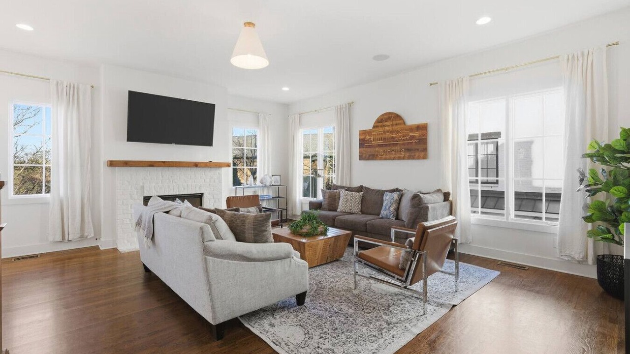 Photo of Livingroom in Hillsboro West End