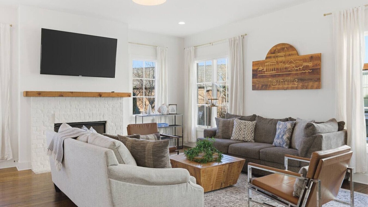Photo of Livingroom in Hillsboro West End