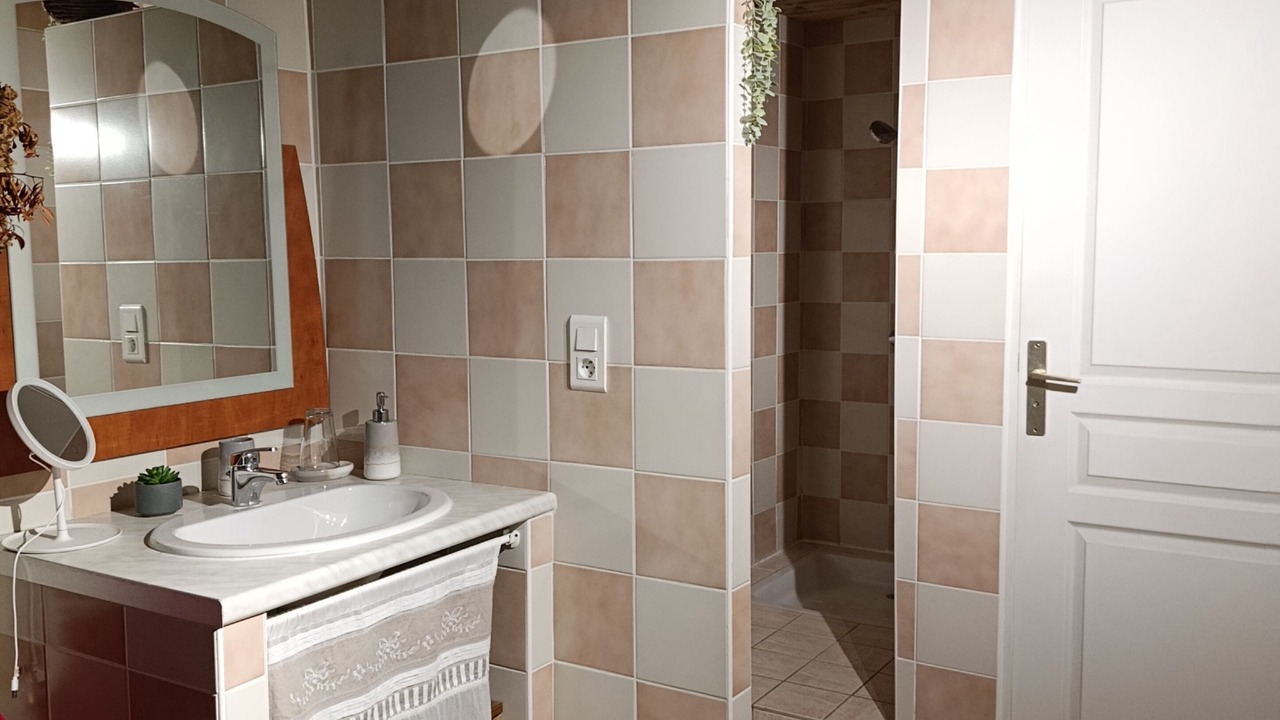 Photo of Bathroom in Castelnau-de-Montmiral