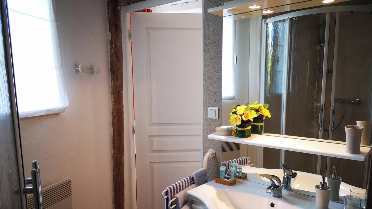 Photo of Bathroom in Castelnau-de-Montmiral