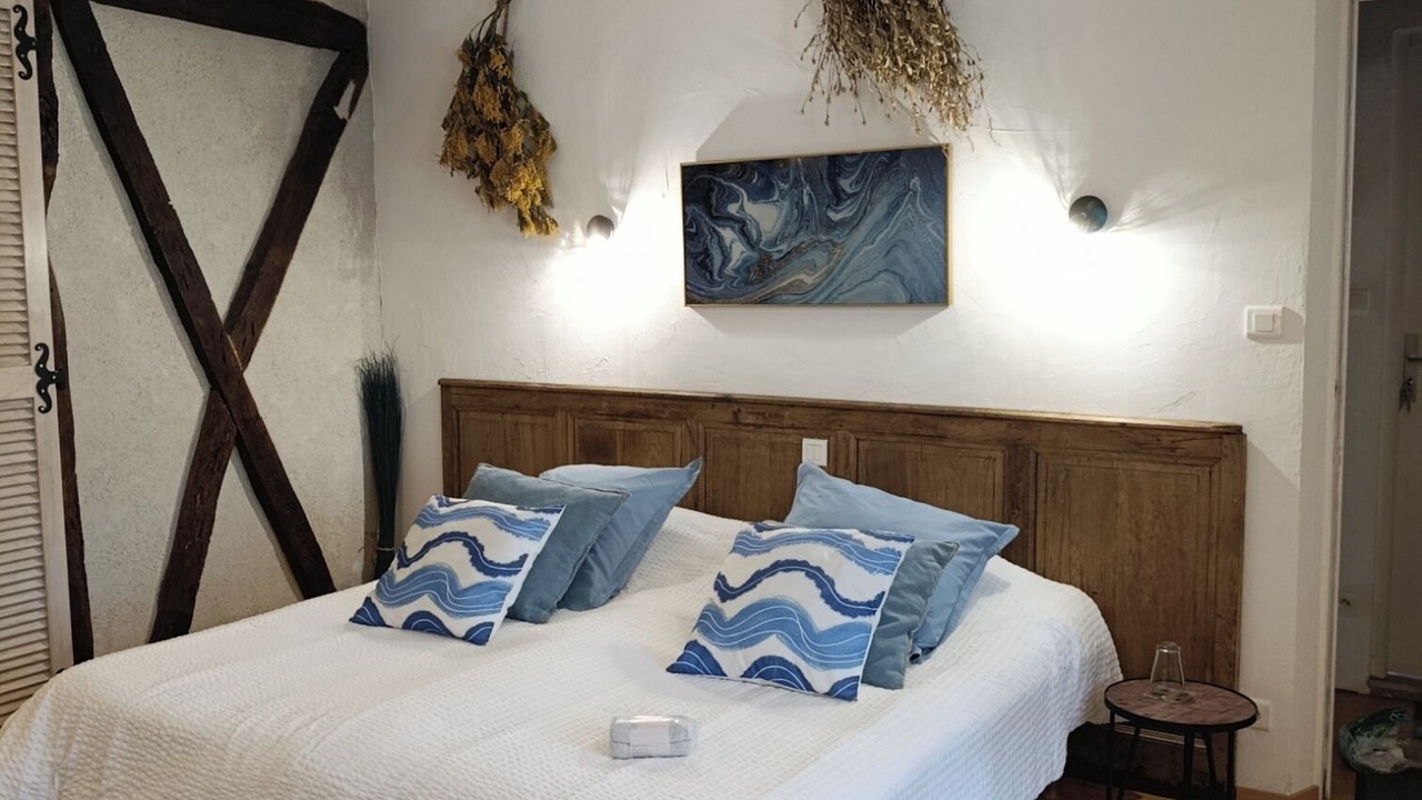 Photo of Bedroom in Castelnau-de-Montmiral
