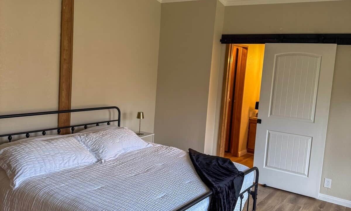 Photo of Bedroom in Damon