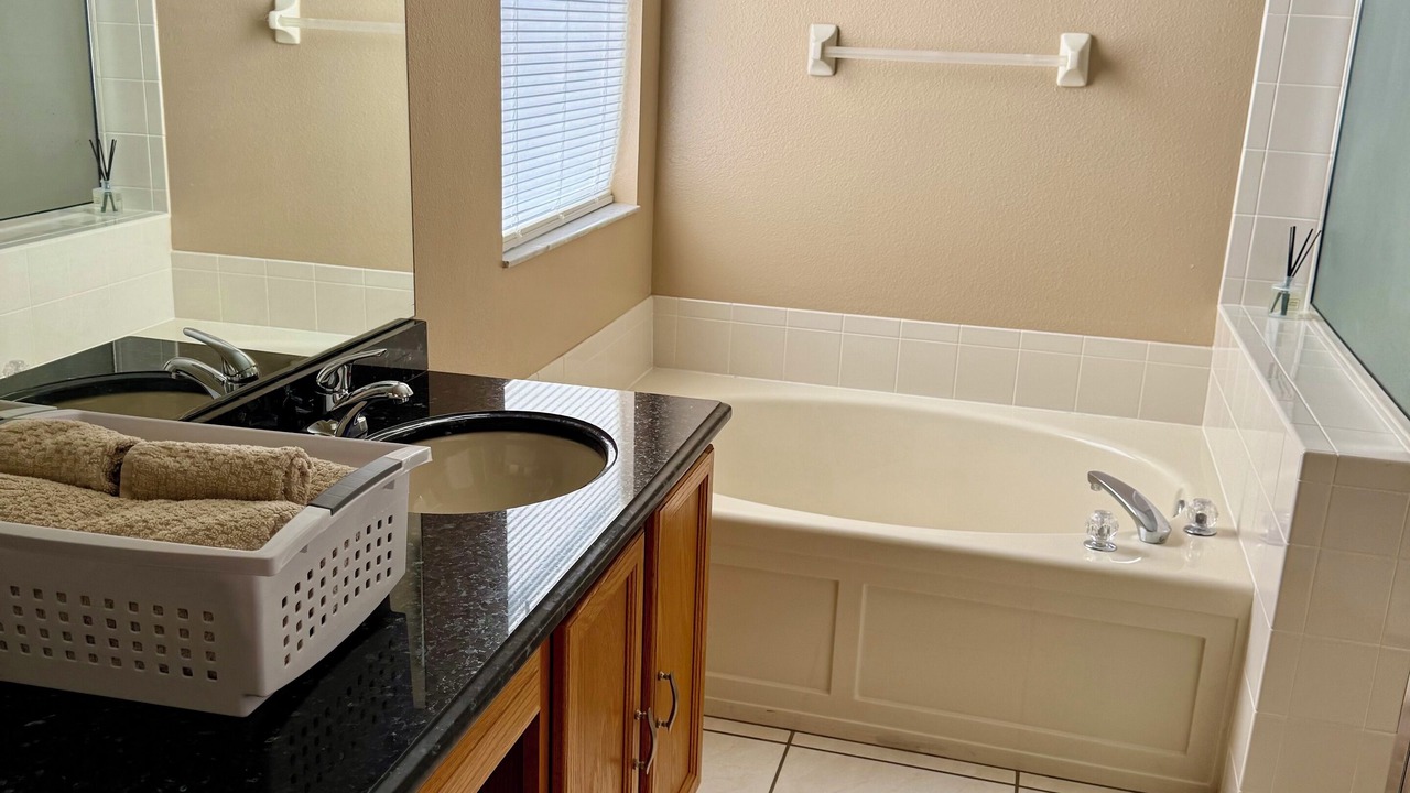 Photo of Bathroom in Lakeview Village