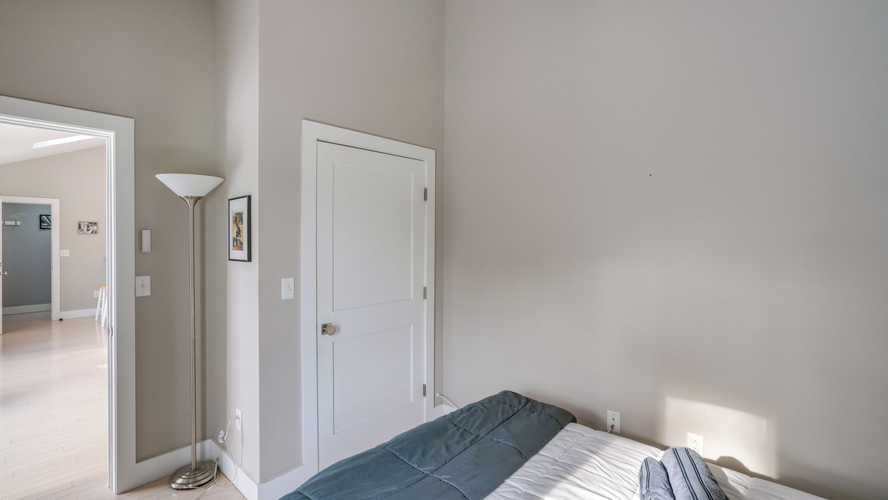 Photo of Bedroom in Lee