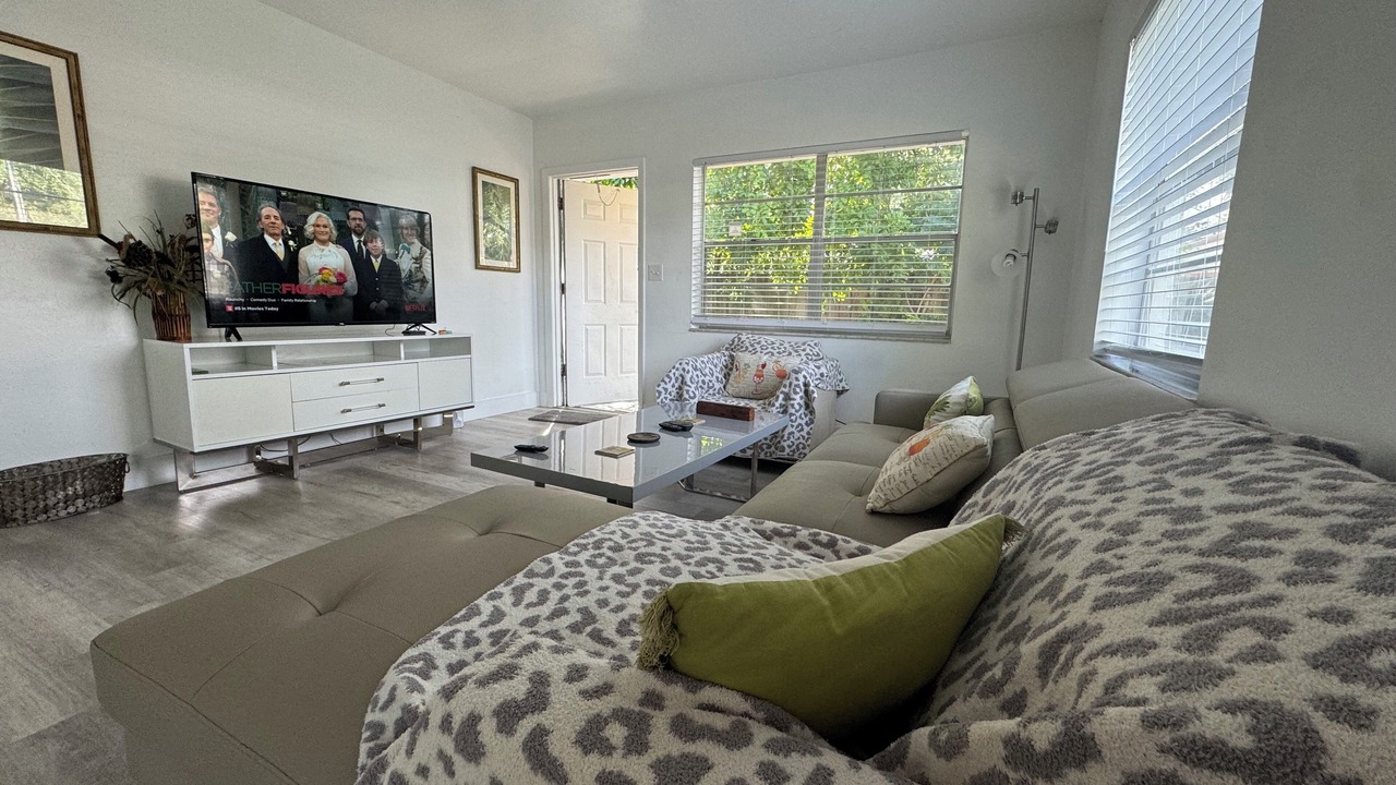 Photo of Livingroom in Central Oakland Park