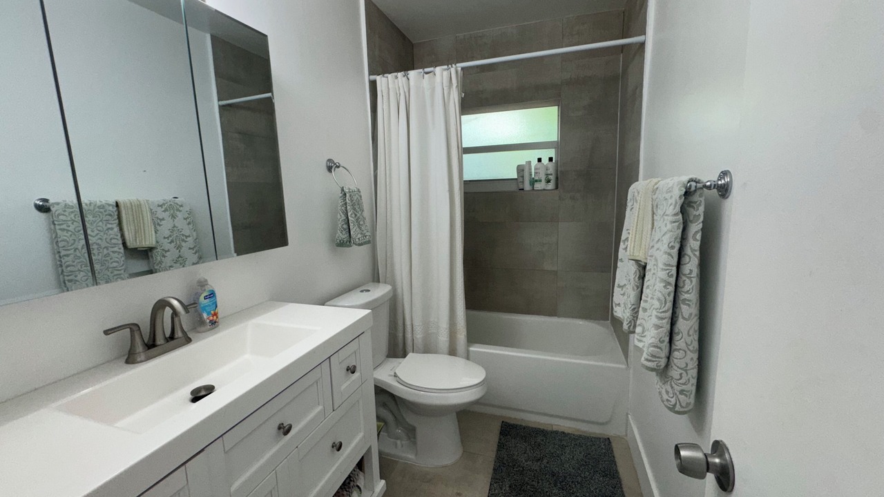 Photo of Bathroom in Central Oakland Park