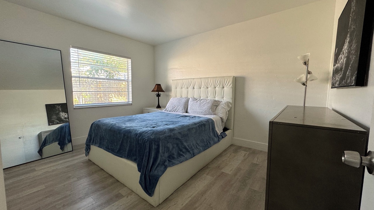 Photo of Bedroom in Central Oakland Park