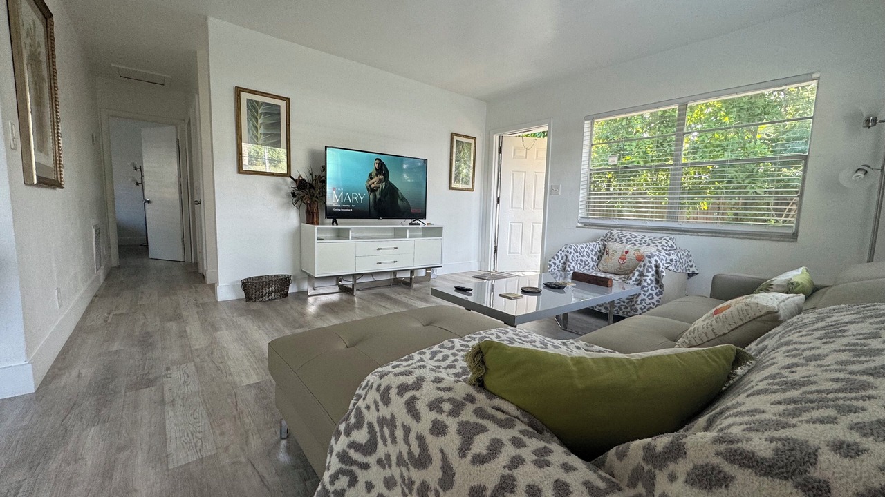 Photo of Livingroom in Central Oakland Park