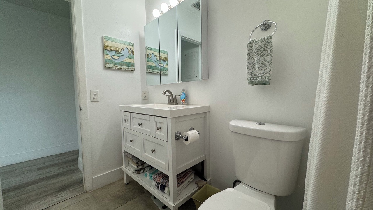 Photo of Bathroom in Central Oakland Park