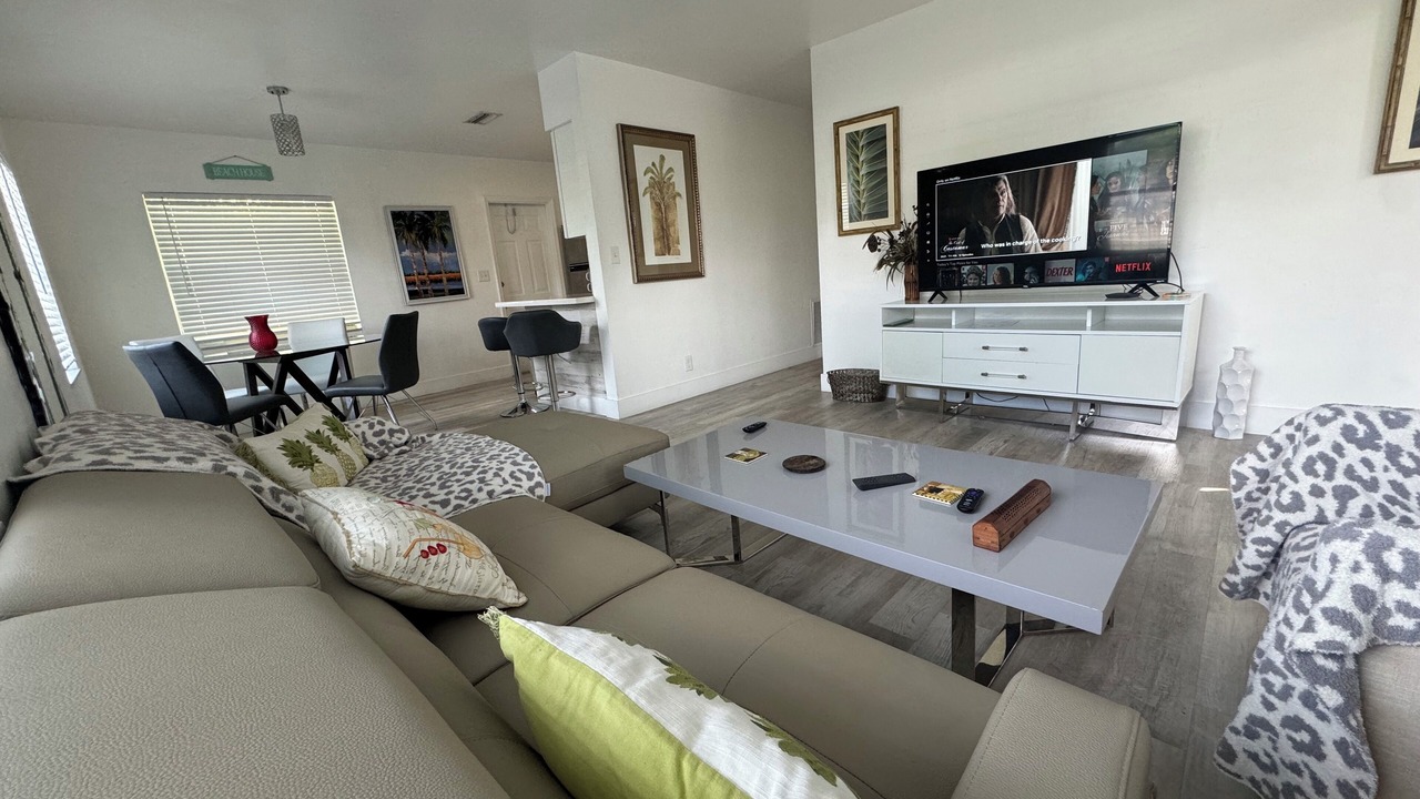 Photo of Livingroom in Central Oakland Park