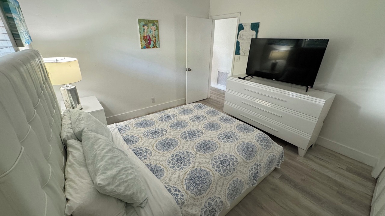 Photo of Bedroom in Central Oakland Park