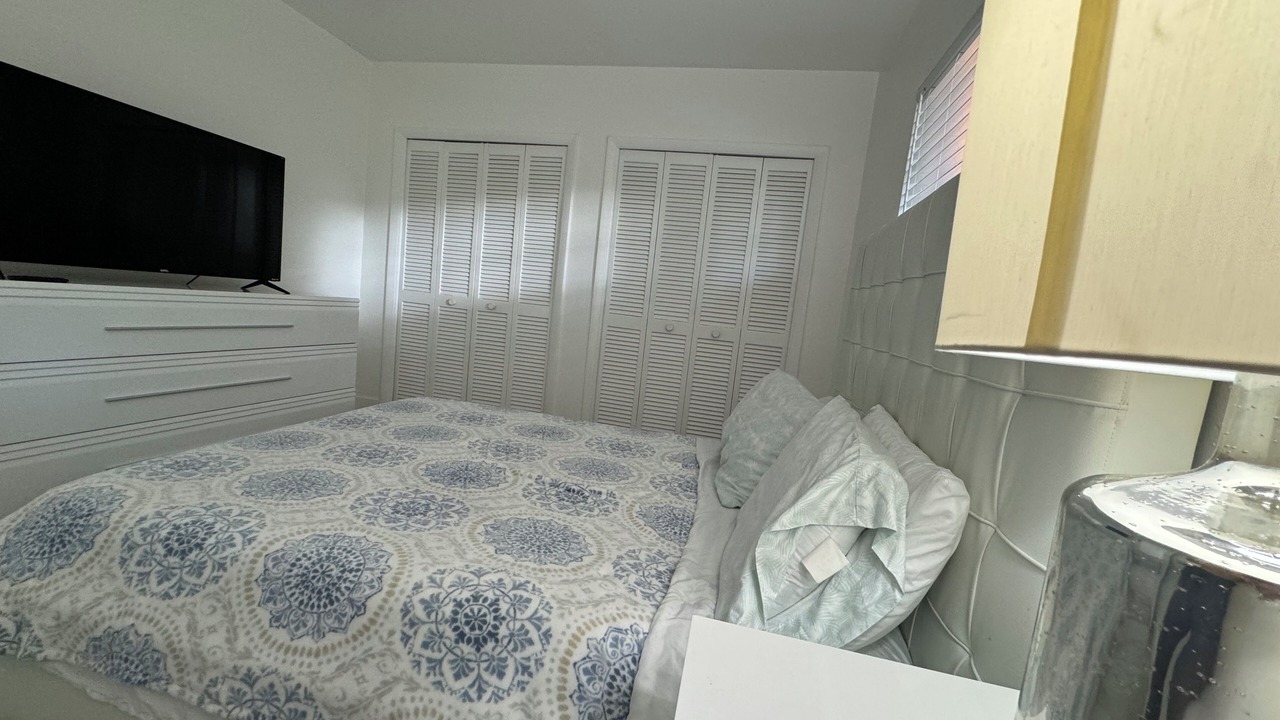 Photo of Bedroom in Central Oakland Park