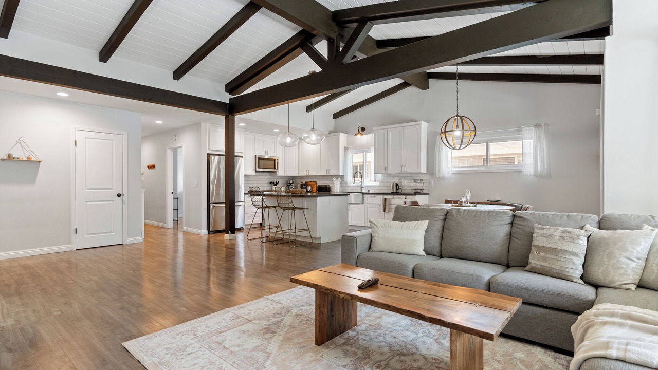 Photo of Livingroom in Van Nuys
