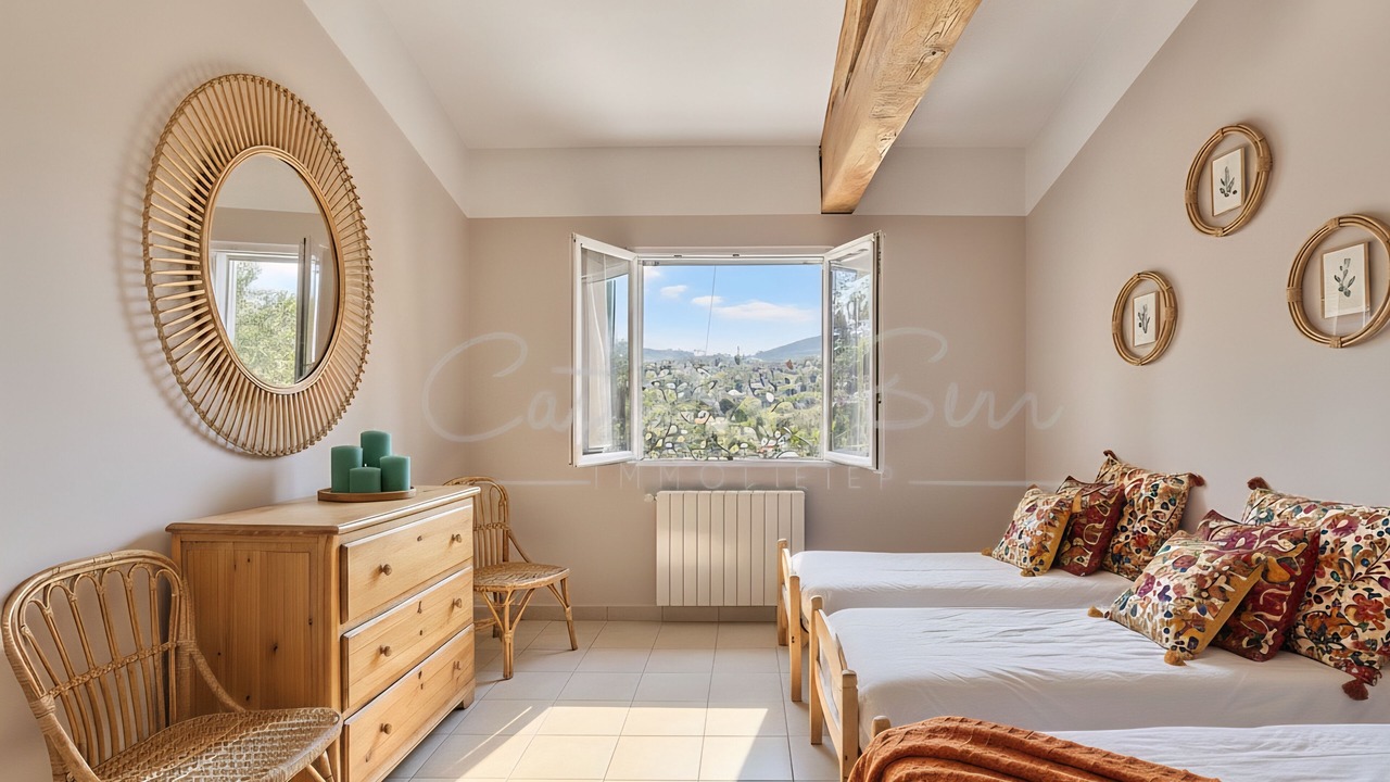 Photo of Bedroom in Jouques