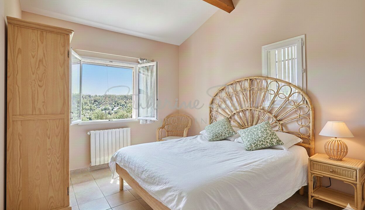 Photo of Bedroom in Jouques