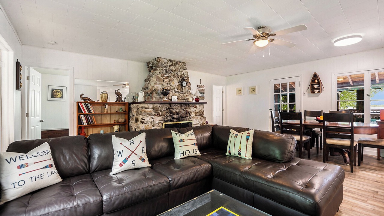 Photo of Livingroom in Rideau Lakes