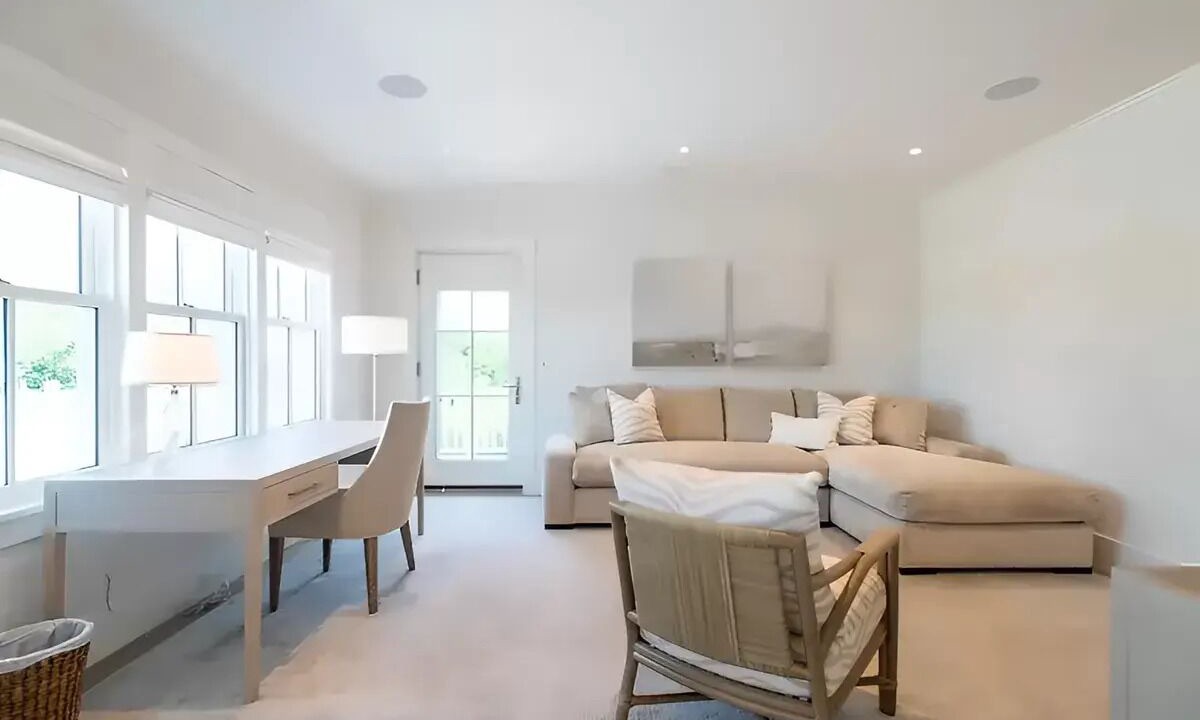 Photo of Livingroom in Brant Point